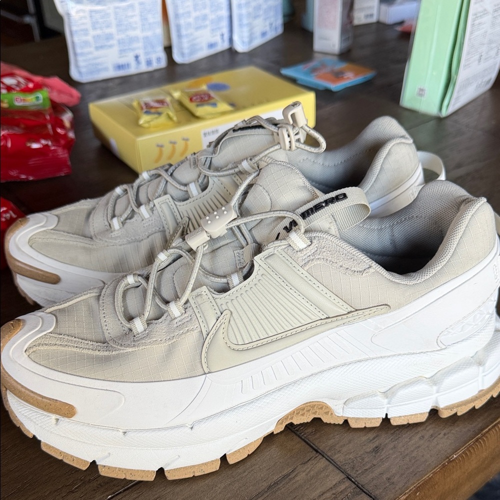 Nike Zoom Vomero Sneakers in Cream and Tan - Picture 9 of 13